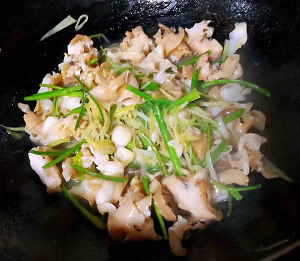 葱爆海螺片的步骤